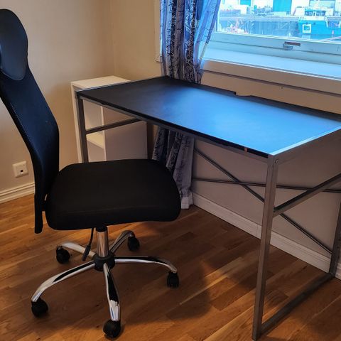 skrivebord og stol