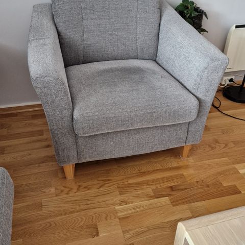 Sofa 3-seter og stol i grå tekstil selges