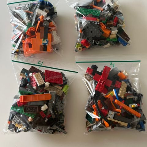 Pakke 4 med Lego byggeklosser fra ulike sett.