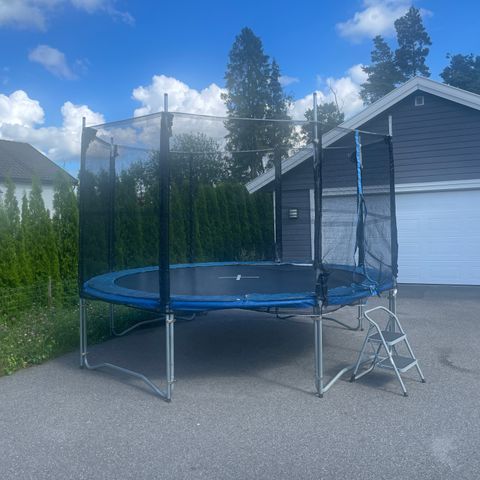 Trampoline gis bort mot henting