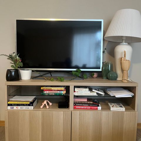 Nydelig IKEA TV-Benk