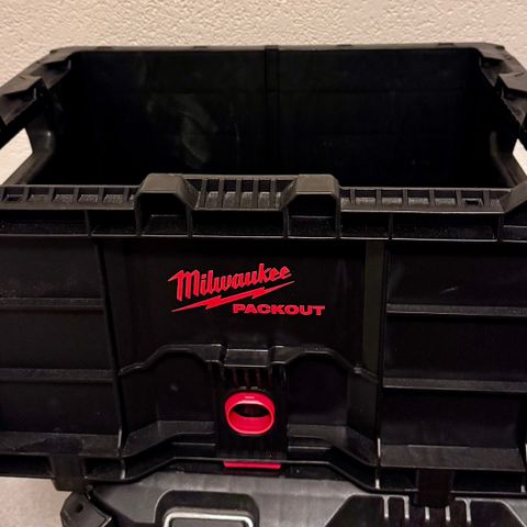 Pent brukt Milwaukee Packout åpen kasse selges