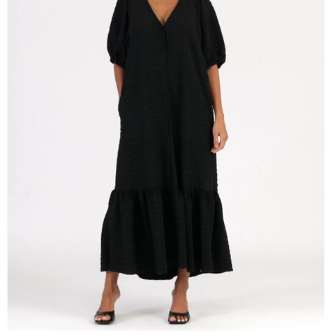 Ny sort Iren kjole fra Donna selges