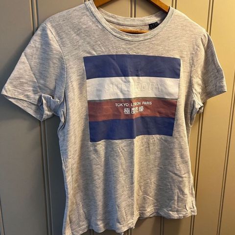 Superdry t-skjorte str 42