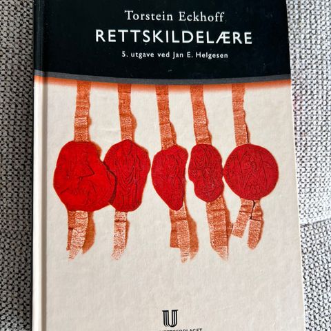 Rettskildelære - 5. utgave Eckhoff & Helgesen