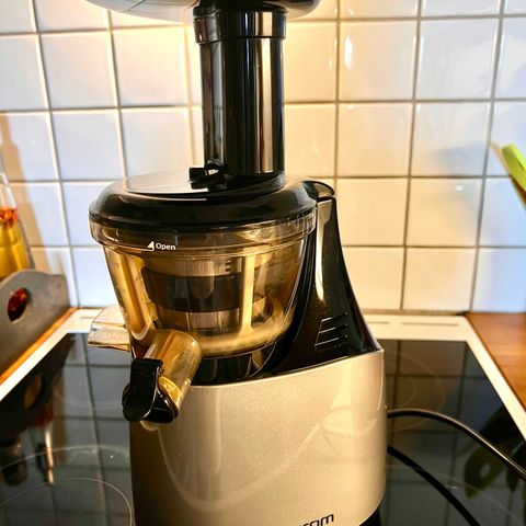 Hurom slow juicer