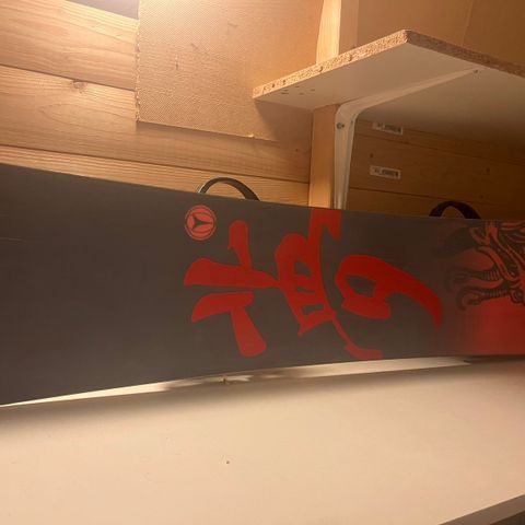 Eldre, lite brukt snowboard selges 200,-