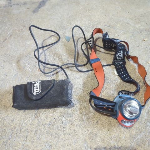 Petzl hodelykt med ekstern batteriholder/-lomme