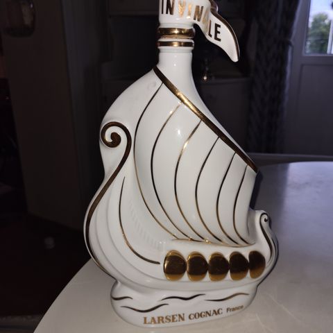 Flott Larsen Cognac vikingskip flaske i porselen !