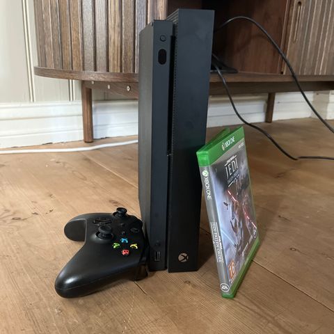 Xbox One X m/spill selges billig