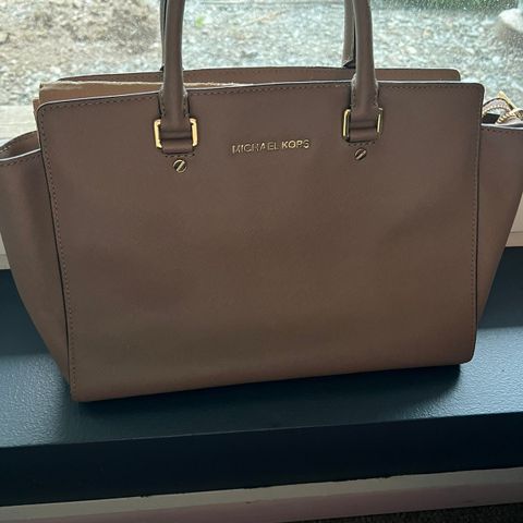 Michael Kors veske selges.