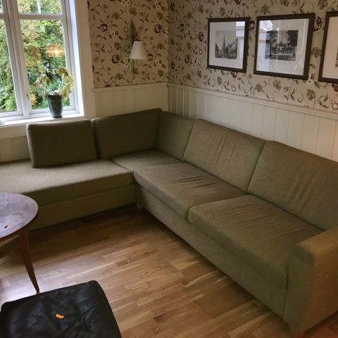 Grønn sofa med sjeselong - reservert