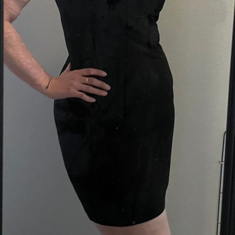 Enkel og fin svart kjole med utringet rygg