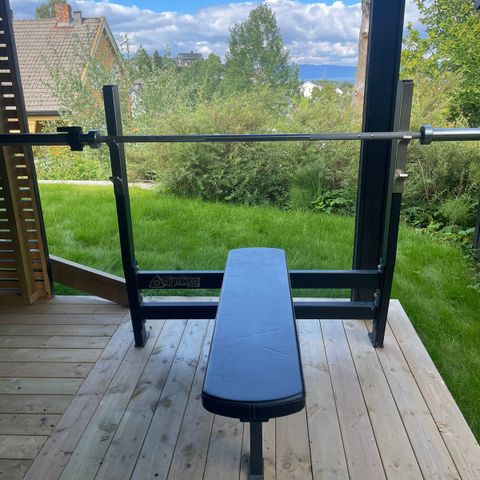 Gymleco benkpress, Olymisk stang, vekter, skrivetre samt 4 stk 1x1m gummifliser