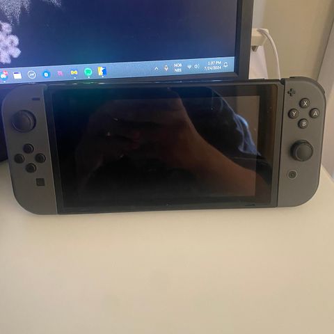 Nintendo switch m/ ett spill og tilbehør