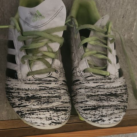 Fottballsko Adidas str 41 1/2