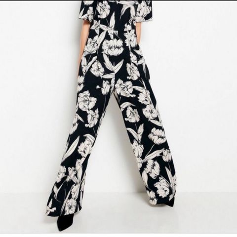 Kul jumpsuit- grafiske blomster sort og hvit