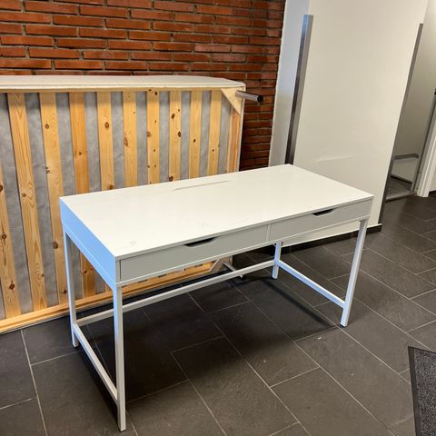 Skrivebord / pult fra IKEA.