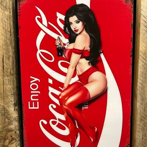 Coca Cola Girl. Skilt I Tynnmetall 20X30 cm. Bar, Man Cave , Garasje, Dekor