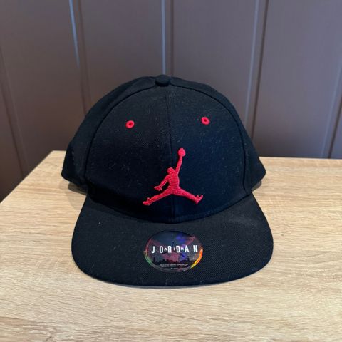 Svart/rød Air Jordan Caps til salgs, knapt brukt!