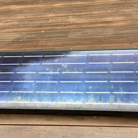 Gammelt 45w solcellepanel gis bort mot henting
