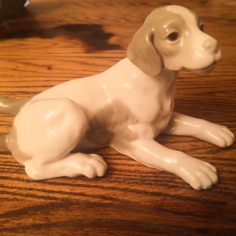Porselens figur av hund.