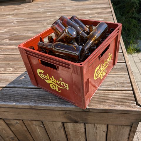 Carlsberg ølkasse og ca. 60 ubrukte flasker gis bort