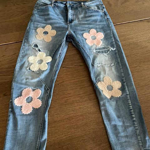 Jeans med søte blomster