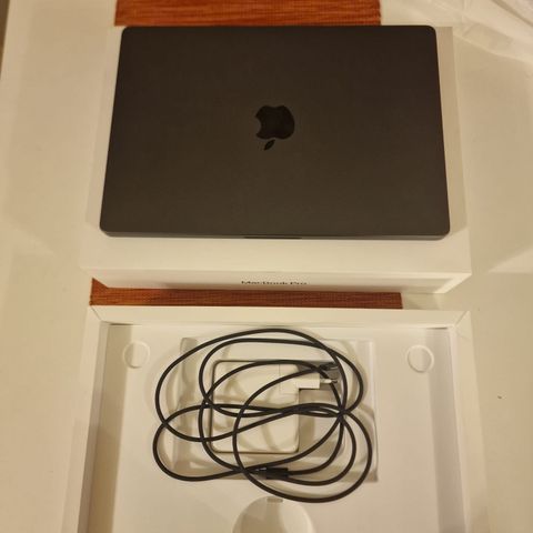 MacBook Pro 14  (M3 Max, 40-core CPU, 16-core GPU og 1TB SSD 128 GB RAM)