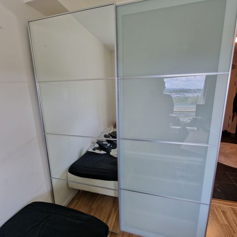 Skyvedørsgarderobe Ikea Pax selges