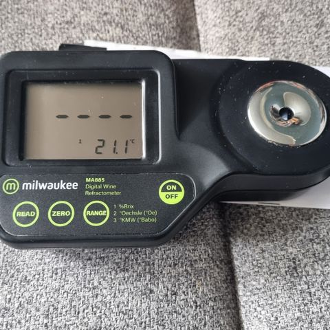 Milwaukee MA885 digital refractometer
