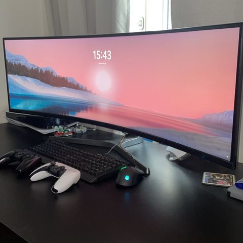 Samsung 49” Curved gamingskjerm