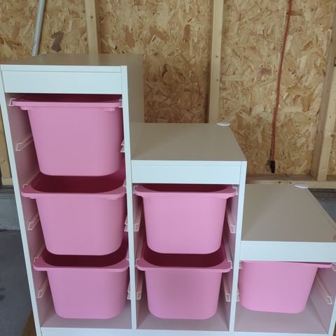 IKEA trofast med rosa hyller - holdt av