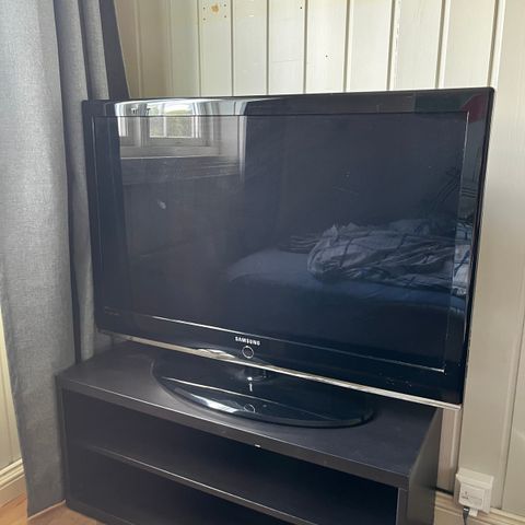 35 tommers Samsung TV. Benken medfølger