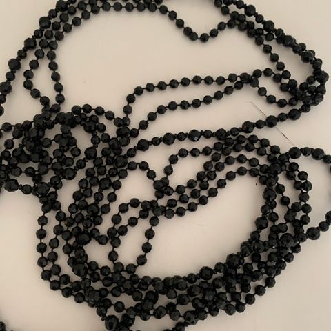 Hals-kjeder "Goth" sorte, betår av sorte plast "perler", 3 ulike kjeder