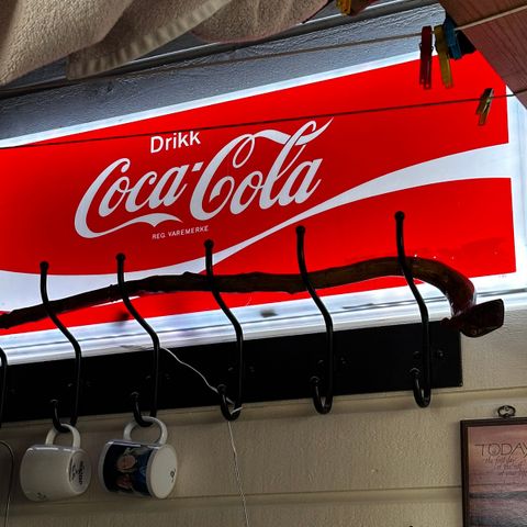 Coca cola skilt fra 80 tall