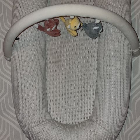 Yngri babynest med alle deler. 3 bamser og myggnetting