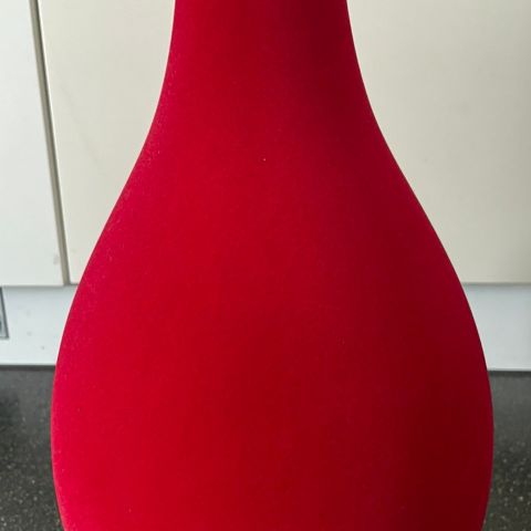 Flott vase i Hugo Boss rød