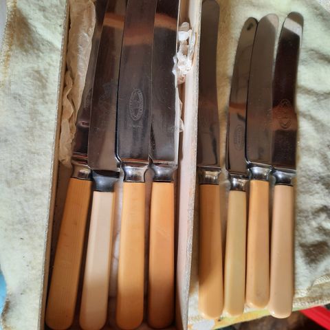 Selger 8 stk gamle kjøkkenkniver   med  gult skaft. Lengde 24