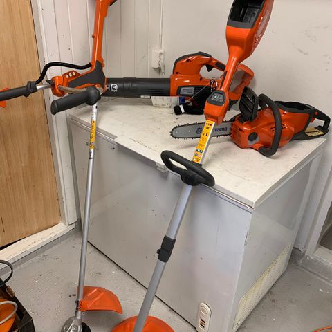 Diverse Husqvarna batterimaskiner, 2x trimmer, .