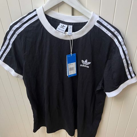 Adidas T-skjorte svart str 40