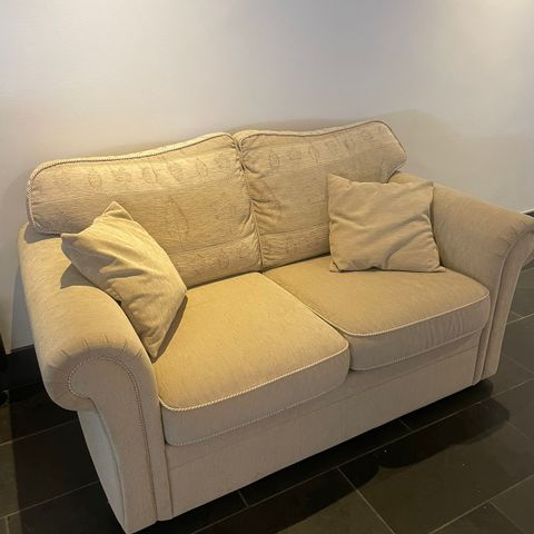 Gratis to seter sofa mot henting