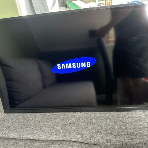 Samsung 40-tommers tv med veggfeste