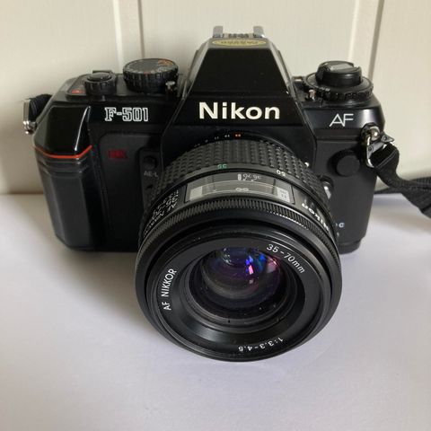 Nikon analogt speilreflekskamera og tilhørende blitz