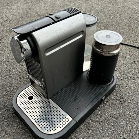 Nespresso kaffemaskin C120 (defekt)