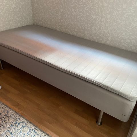 IKEA seng 200 x 90 inkl overmadrass
