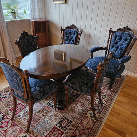 Gammelt antikk bord og 5 stoler.
