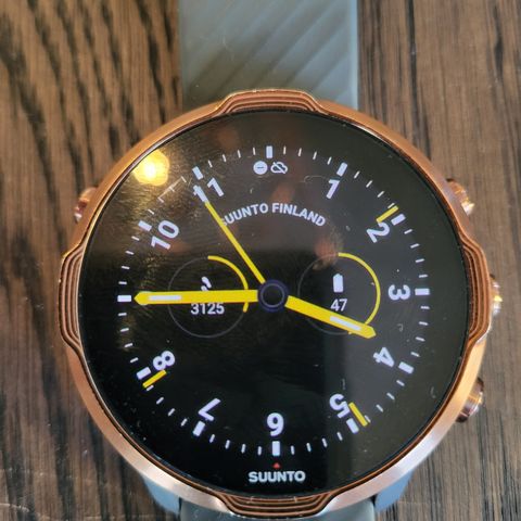 Suunto 7 sportklokke med GPS (graphite copper)