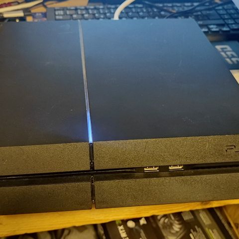 PlayStation 4 500GB med en kontroller og strømledning