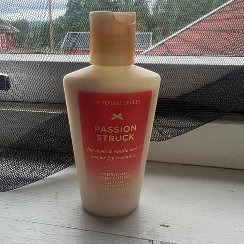 Victoria Secret Passion struck body logoen